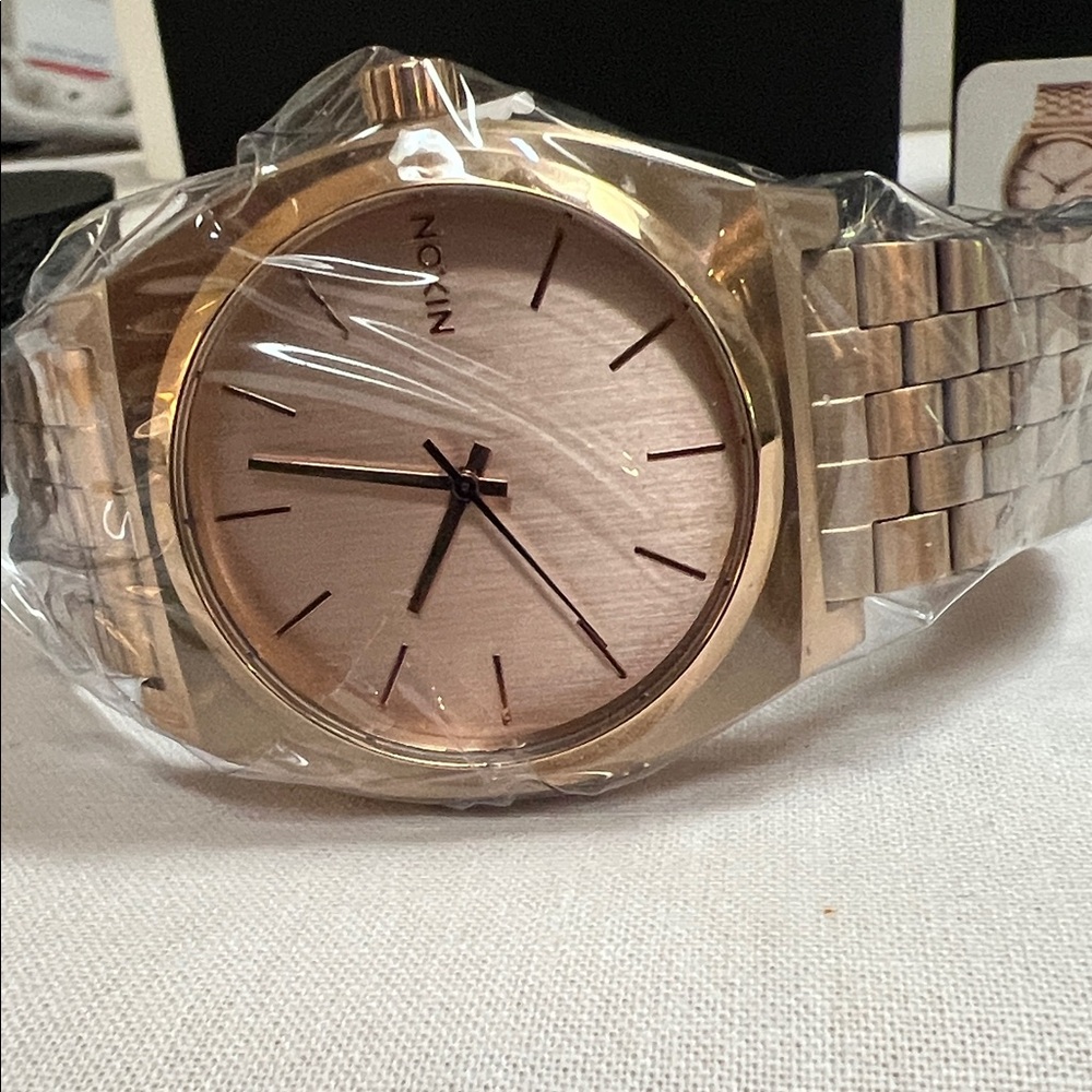 Nixon All Rose Gold Men's Watch.
Model “Time Teller” - Picture 6 of 7